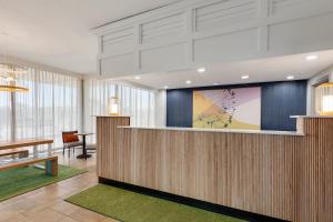 Spark by Hilton Ormond Beach Oceanfront的电视和/或娱乐中心