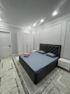 Postel nebo postele na pokoji v ubytování ЖК Аль-Фараби
