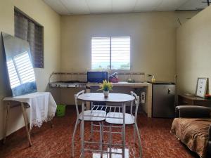 a kitchen with a table and chairs in a room at Hostal Carolinas in Juayúa