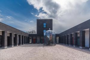 uma cúpula de vidro do lado de um edifício em Manifest Restaurant and Hotel Gyumri em Guiumri