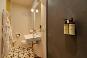 Ein Badezimmer in der Unterkunft Manifest Restaurant and Hotel Gyumri