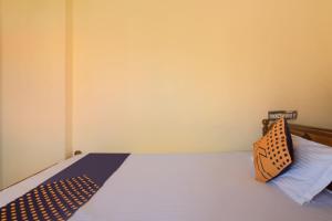 sypialnia z łóżkiem z 2 poduszkami w obiekcie SPOT ON Hotel Manikanta Residency w mieście Visakhapatnam