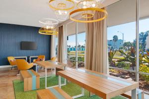Spark by Hilton Ormond Beach Oceanfront的电视和/或娱乐中心