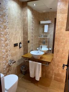 魯埃達的住宿－Casa Lola，一间带两个盥洗盆和卫生间的浴室
