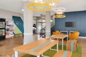 Spark by Hilton Ormond Beach Oceanfront的电视和/或娱乐中心