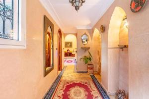 un pasillo de una casa con una alfombra roja en 16 Riads en Marrakech