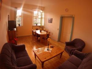 Sala de estar con 2 sofás y mesa en 4 Plau, en Borkow