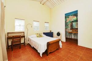 - une chambre avec un lit et un bureau dans l'établissement La casa del Río Las luciérnagas By Rotamundos, 