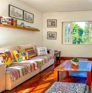 uma sala de estar com um sofá e uma mesa em Otima casa com lazer completo em Sao Conrado RJ no Rio de Janeiro