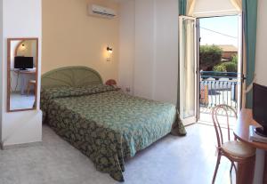 Postel nebo postele na pokoji v ubytování Hotel Grotticelle