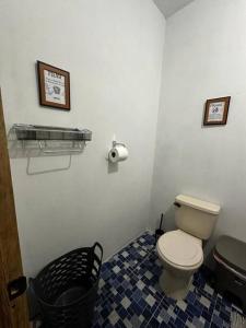 - une salle de bains pourvue de toilettes et d'une poubelle dans l'établissement Keona Beach, à La Libertad