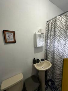 La petite salle de bains est pourvue de toilettes et d'un lavabo. dans l'établissement Keona Beach, à La Libertad