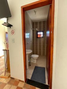 a bathroom with a toilet and a sink at Pousada Rosa Mistica in São Thomé das Letras