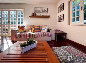 a living room with a couch and a table at Otima casa com lazer completo em Sao Conrado RJ in Rio de Janeiro