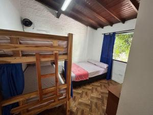 een slaapkamer met 2 stapelbedden en een raam bij Blue Coast Hostal in Medellín