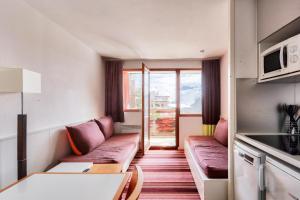 un petit appartement avec un canapé et une table dans l'établissement Résidence Quartier Falaise - maeva Home - Studio 5 personnes - Confort MAE-0504, à Avoriaz