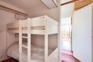 a white bunk bed in a room with a window at Résidence Quartier Falaise - maeva Home - Studio 5 personnes - Confort 504 in Avoriaz