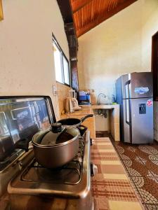 uma panela em cima de um fogão numa cozinha em Hotel Palermo em Santa Cruz de la Sierra