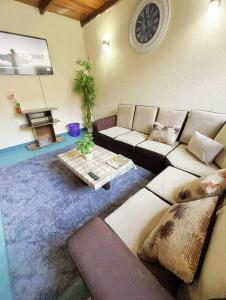 uma sala de estar com um sofá e uma mesa de centro em Hotel Palermo em Santa Cruz de la Sierra