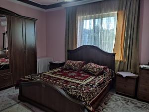 um quarto com uma cama e uma janela em Villa Green House em Shkodër