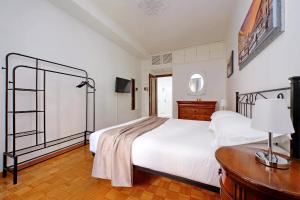 a bedroom with a bed and a dresser and a desk at Pigneto Cozy Flat in Rome