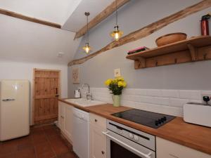 een keuken met een witte koelkast en een wastafel bij 1 bed property in Banham 53952 in Banham