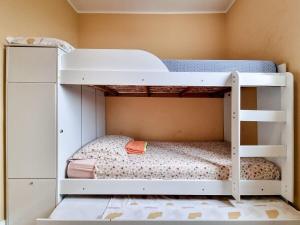 two bunk beds in a small room with a bed at Apt 402 · Apt 2 qts,1,3 km do Rio Centro, Junesse , conf., s in Rio de Janeiro +32 photos