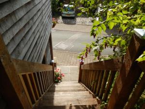 uma escada que conduz a uma casa com uma cerca em The Studio, Upper House Farm, Crickhowell. em Crickhowell