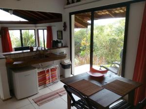 uma cozinha com uma mesa e uma grande janela em Studio Formana em Florianópolis