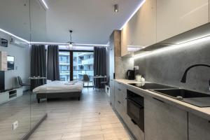 Kuchnia lub aneks kuchenny w obiekcie Kazou Residence Arkadia