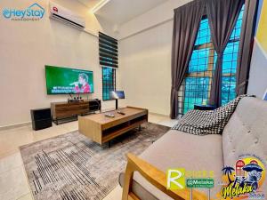 ein Wohnzimmer mit einem Sofa und einem Flachbild-TV in der Unterkunft Villa 20Pax4B3B PrivatePool /Karaok/Pooltable/BBQ in Malakka