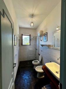 bagno con 2 servizi igienici e lavandino di Domus Ars Home a Massa Lubrense