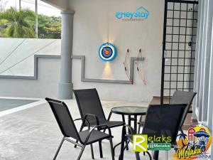 eine Terrasse mit einem Tisch und Stühlen in einem Gebäude in der Unterkunft Villa 20Pax4B3B PrivatePool /Karaok/Pooltable/BBQ in Malakka