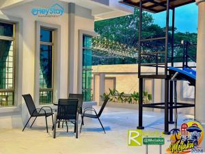 ein Zimmer mit Stühlen und einem Tisch in der Unterkunft Villa 20Pax4B3B PrivatePool /Karaok/Pooltable/BBQ in Malakka