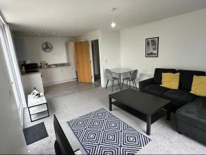 a living room with a couch and a table at Chic 1 Bed MCR Ap w/Balcony- Sleeps 4 in Manchester