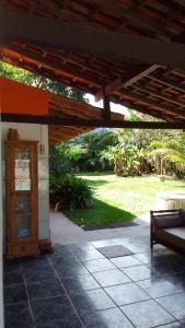 eine Veranda eines Hauses mit einer Bank und einer Tür in der Unterkunft Ponta Negra Hospedagem in Maricá