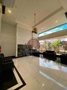 una gran sala de estar con un gran suelo de cristal en Piazza com acesso ao Acqua Park - Gustavo en Caldas Novas