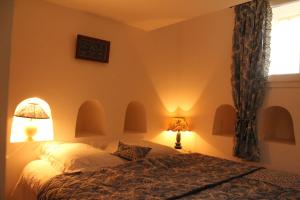 Un pat sau paturi într-o cameră la Gîte proche de Giverny
