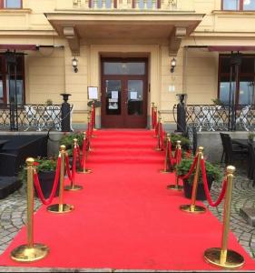 a red carpet with red barriers and red ribbon at Skänninge stadshotell in Skänninge