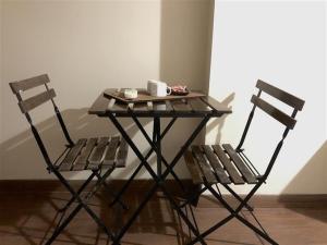 uma mesa e duas cadeiras com uma mesa e duas chávenas em centre suites em Istambul