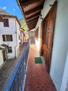 een steeg met een open deur in een gebouw bij Casa vacanza a Forno di Valstrona con terrazzo e giardino in Strona
