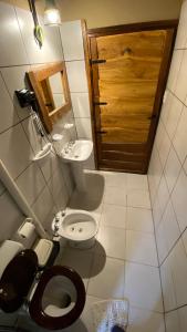 Et badeværelse på Sierras Oasis Apart + 9 billeder