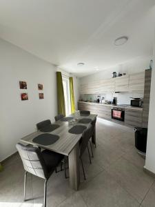 comedor con mesa y sillas en Private Room in Beatifull Aparment en Birkirkara