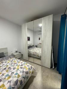 1 dormitorio con cama y espejo grande en Private Room in Beatifull Aparment en Birkirkara