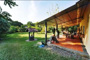 - un pavillon avec une table et un kiosque dans la cour dans l'établissement La casa del Río Las luciérnagas By Rotamundos, 