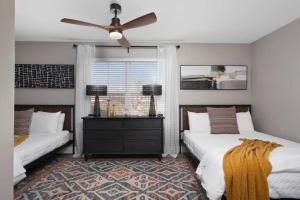 Ένα ή περισσότερα κρεβάτια σε δωμάτιο στο Modern Escape: 5BR/2.5BA Near St. Louis Must-Sees