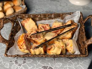 una cesta de comida con pinzas. en Pousada Mar Suites Toninhas en Ubatuba