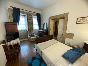 Llit o llits en una habitació de Casa do Adro - Solar Corte Real - Turismo de Habitação