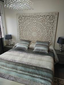 een slaapkamer met een groot bed en 2 lampen bij Atalaya Apartment by Hello Homes Sitges in Sitges