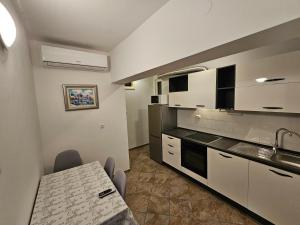 Kuchyň nebo kuchyňský kout v ubytování Apartmani Marija + 67 fotografií